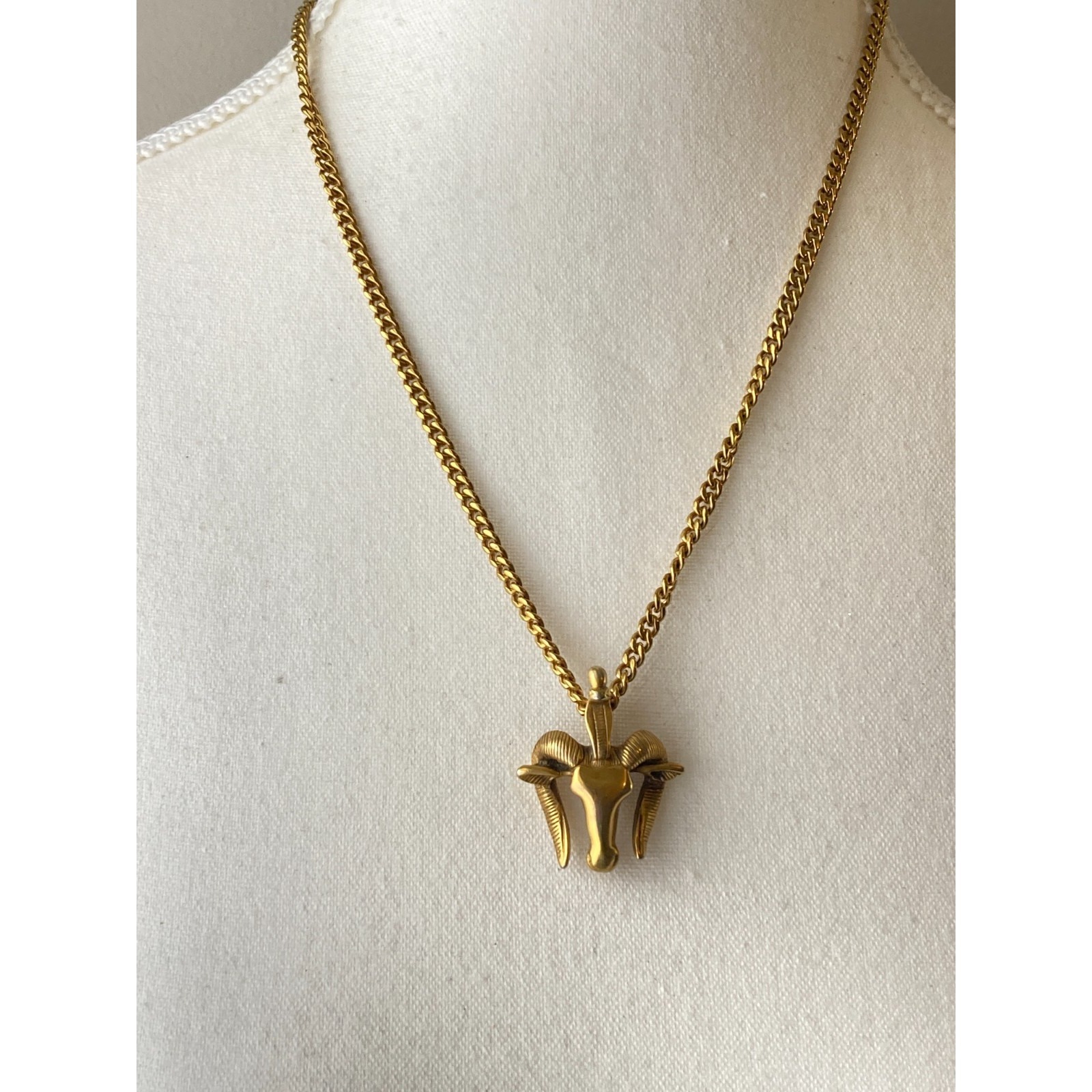 Vintage Metropolitan Museum Of Art Mma Pendant Necklace Gold Tone Ram Head Aries